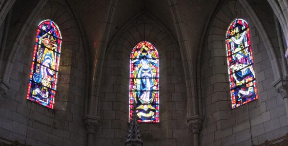 Eglise -vitraux du choeur Noel – Assomption – Piéta